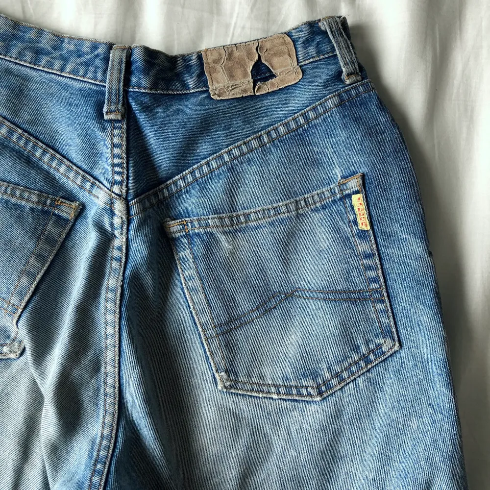 Slitna vintage jeans kötpa secondhand 😊 midjemått: 85cm, längd: 91cm. Jeans & Byxor.