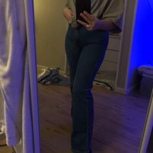 blåa straight jeans från Cubus i storlek 36. ligger bara i min garderob och de kommer inte till användning. köparen står för frakt 🤍