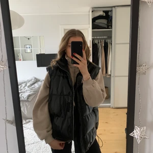 Väst - En oversized lackväst ifrån missguided som tyvärr inte kommit till en större användning.