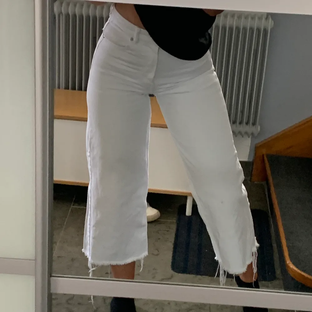 SKITSNYGGA cropade jeans köpta på Zara i sommras. Väldigt bra skick! Storlek 34 men passar mig som har 36. På mig är de korta och jag är 163 cm. Jeans & Byxor.