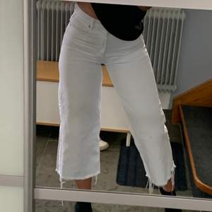 SKITSNYGGA cropade jeans köpta på Zara i sommras. Väldigt bra skick! Storlek 34 men passar mig som har 36. På mig är de korta och jag är 163 cm