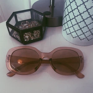 Solglasögon  - Fina solglasögon. Kommentera för frågor och skriv för fler bilder💕Pris går alltid att diskutera men frakten ingår ej!🦋