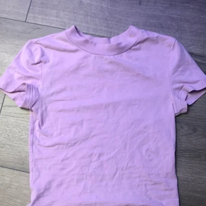 🤎 - Jättefin croppad lila tröja! Säljer för 45 kr+ frakt!💓