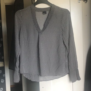 Gina tricot  - Här har vi en jätte fin blus som är från Gina tricot en av mina favoriter men den är lite förstor för mig men väldigt fin och stilig blus pris kan diskuteras vid snabb affär.