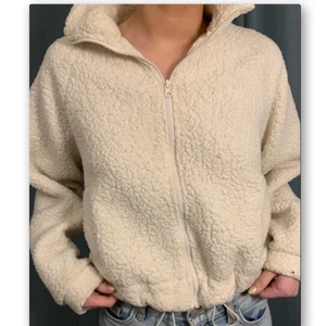 Tjocktröja.  - Super gosig tröja från bikbok med ”Teddy material” 