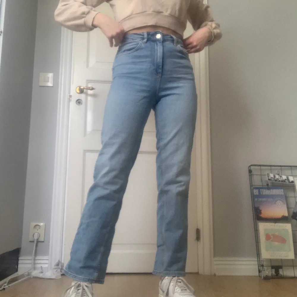 Blå jeans ifrån Ginatricot i storlek 32, stretchiga! Använda få gånger och väldigt fint skick. 110+frakt🧃 jag är 160cm. Jeans & Byxor.