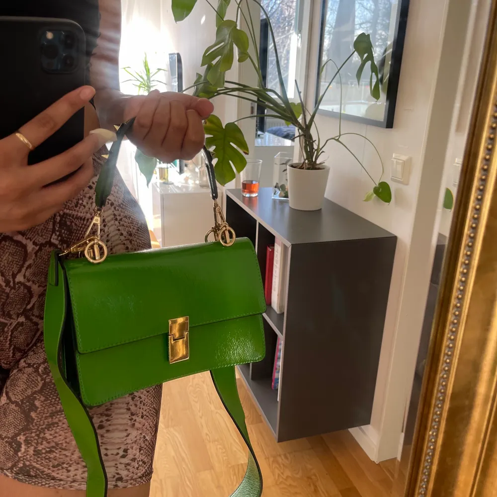 En grön väska från Gina Tricot, använd en gång kan mötas upp i Stockholm annars står köparen för frakten. Väskor.