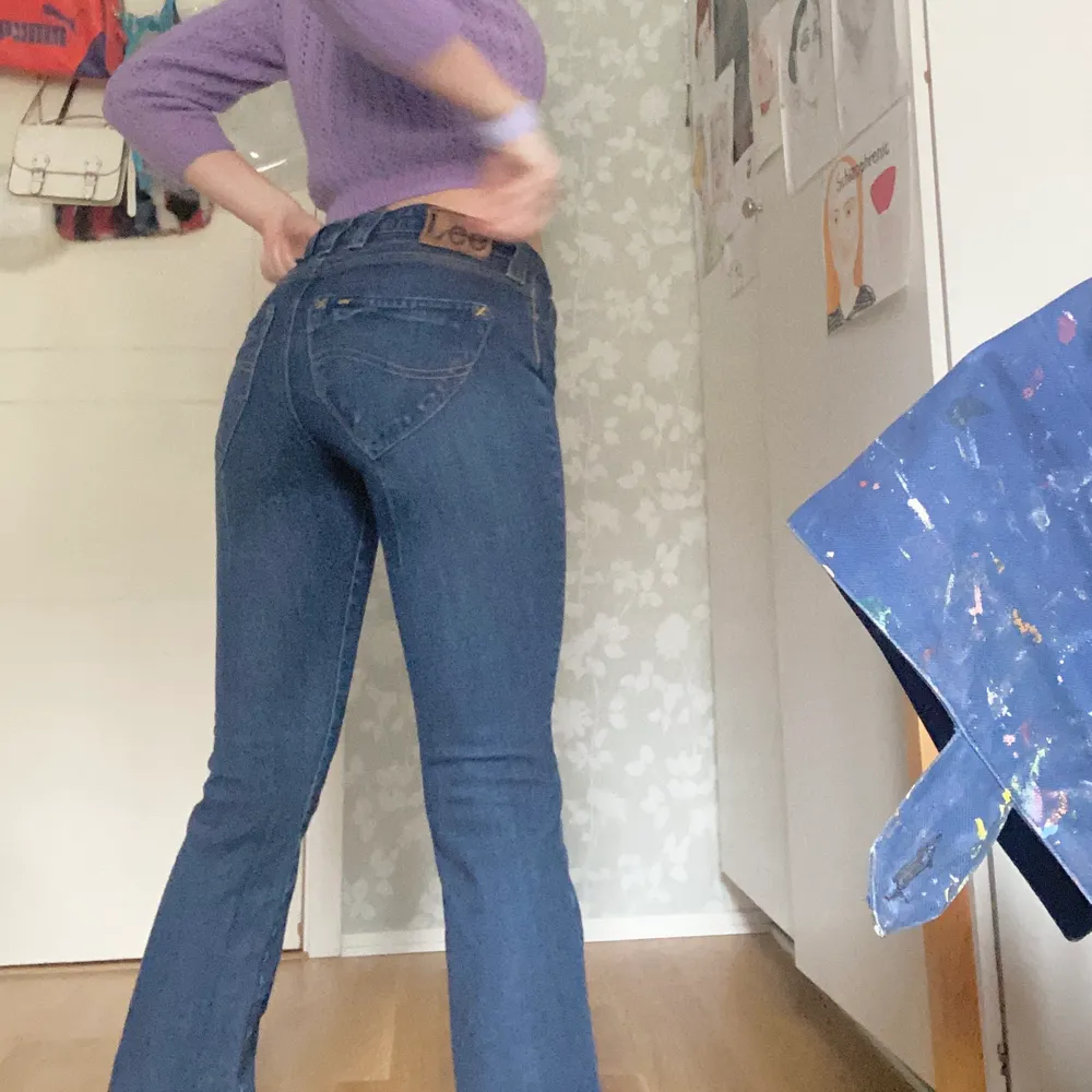 Jättesnygga jeans som sitter längre ner på midjan och ger en väldigt snygg figur, sitter perfekt på kroppen. Jeans & Byxor.