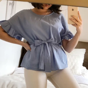 ljusblå blus strl 38  - ljusblå blus med rosett man kan knyta själv, är tyvärr lite trasig där bak men det går att fixa lätt! 