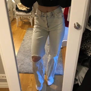 Jeans - Väldigt fina ljusa pösiga jeans från bikbok köpta för ca 500kr. Har haft dom ca 1år men alltid känt dom vart lite stora för mig därför använda ca 5 gng. Dom är i fint skick skriv vid intresse (köparen står för frakt) passar dig som är 165-170 lång jag är 167:)