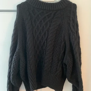 Mysig stickad tröja  - Svart tjock stickad tröja med stickat mönster och lite vida armar med lång mudd otroligt fin men blir aldrig använd bara hängt i garderoben stl L  nypris var  299kr  Säljer den för 70kr och köparen står för frakt 