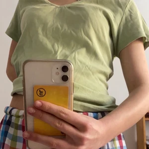 oliv t-shirt storlek M/L - här säljer jag en grön/oliv färgad t-shirt pga att den aldrig kommit till användning. Köpt på secondhand och är i nyskick. Aldrig använd av mig förutom på bilden. Priset går att diskuteras😀💚