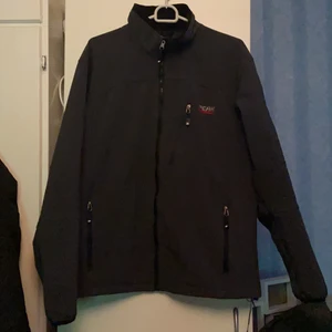 Peak performence - Strl M mycket bra skick vind jacka perfekt till våren, hög krage fleece inuti mycket fickor :) knappt använd :) 