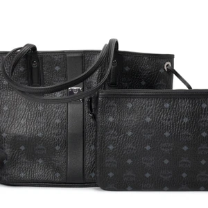 Mcm väska - Äkta MCM väska. Helt ny och oanvänd. Äkthetsintyg och necessär ingår samt dustbag. Köptes för 6500kr. Pris kan diskuteras vid snabb affär.