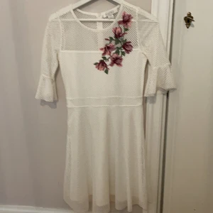 Vit klänning - Säljer denna fina klänning med tryck i storlek S