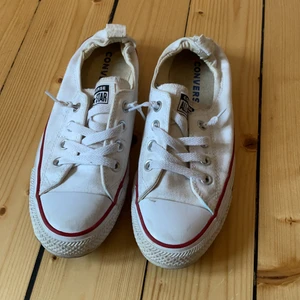 Vita converse  - Säljer dessa låga converse som man drar på. Använt 1 sommar men i bra skick. Storlek 39. Frakt ingår