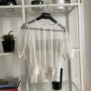 Meshtröja - Meshtröja med prickar och volanger från zara. Fint skick. Storlek m 