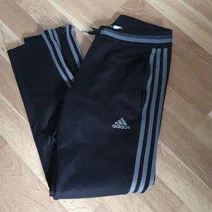 Adidas mjukis - Adidasbyxor från stadium, fint skick, två små fläckar vid ena fickan (bild 3)