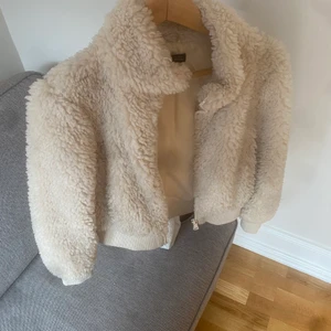 Zara jacka - Lurvig jacka från Zara. Storlek xs men passar även s