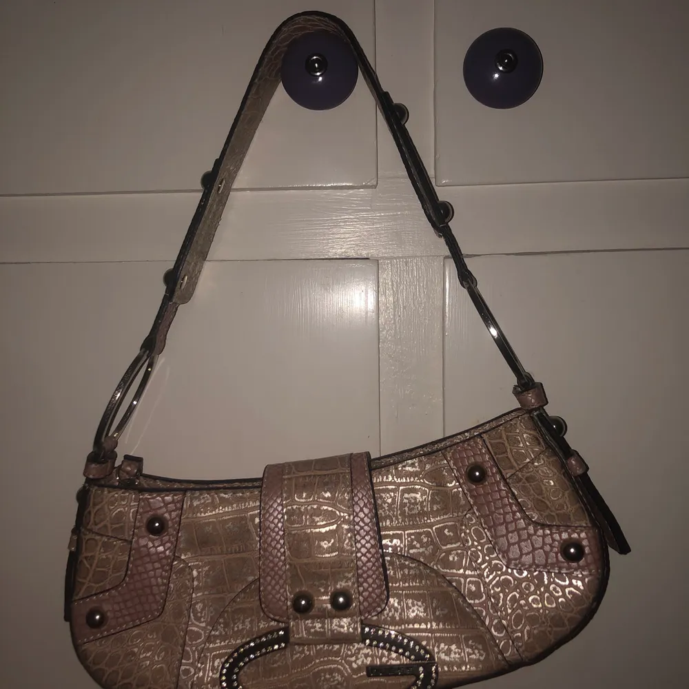 Superfin vintage guess handväska i rosa krokodil skrift mönster, aldrig använd men köpt second hand :) köpt för 350. Väskor.