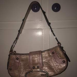 Superfin vintage guess handväska i rosa krokodil skrift mönster, aldrig använd men köpt second hand :) köpt för 350