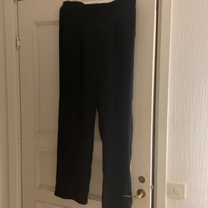 Kostymbyxor - Svarta kostymbyxor i ett mjukt och tunt material från bik bok. Skulle säga att de även passar M