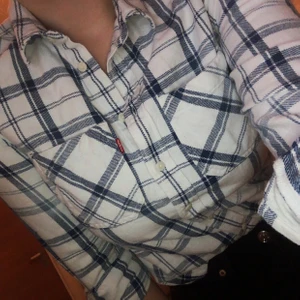 Levi’s flanellskjorta - Skjortan är i ett väldigt bra skick och bara blivit andvänd några få gånger. Materialet är väldigt tåligt och är inte lika stretchig som många andra flanellskjortor. Utan det här är mer en skjorta i sig som följer ens former.