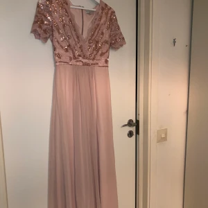 Klänning  - Jättefin klänning från bubbelroom i storlek 8UK använd endast en gång jag är runt 164 passar mig utmärkt i längden 