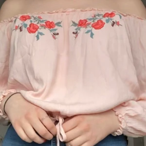 blommig blus -  jättefin rosa, blommig blus från hollister. endast använd ett par gånger. blommorna är broderade. 