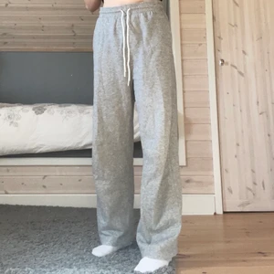 Gråa mjukisbyxor  - Säljer ett par gråa mjukisbyxor som är mycket sköna. De är nästan helt nya så mycket bra skick! Jag är ca 167 cm🥰