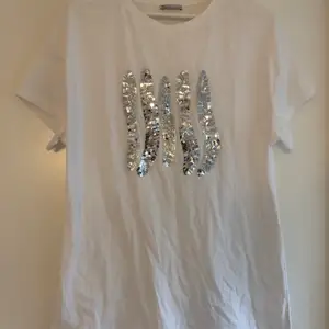 T-Shirt från Zara i storlek L med paljetter på. True to size men funkar även som oversize om man är mindre storlek ✨