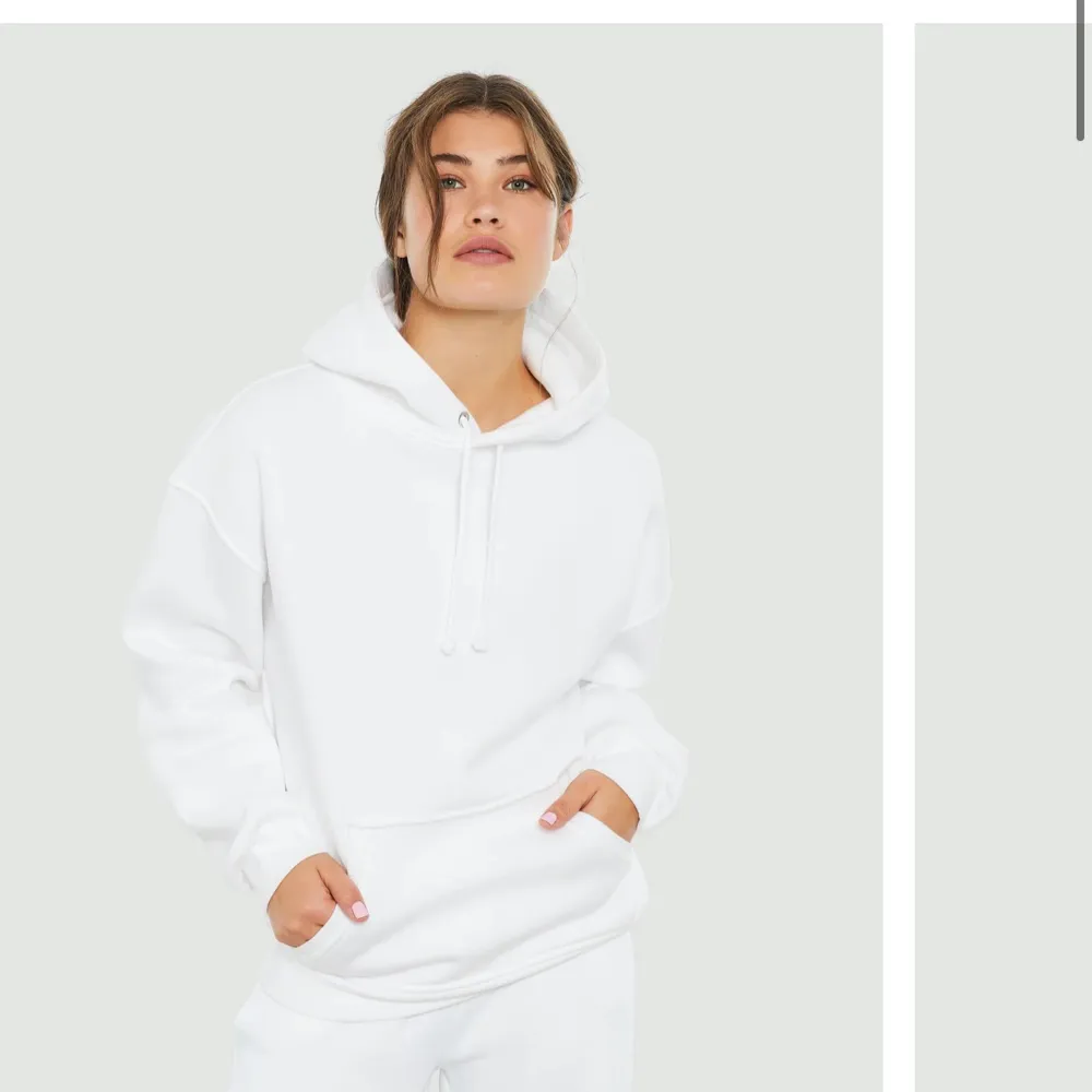 Säljer vit hoodie från bikbok i modellen omega. Tröjor & Koftor.
