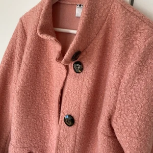 Rosa kappa - Säljer min kappa M/L, fint skick. Inget speciellt märke.