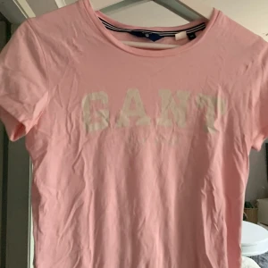 Gant - Gant T-shirt rosa fint skick köparen står för frakt