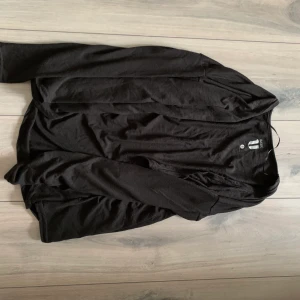 Kofta - Svart kofta , köparen står för frakt ❤️ fint skick