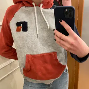 En Russel Athletic hoodie köpt ifrån Urban Outfitters med två olika färger på armarna💙💙