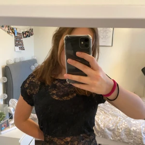 Svart spetstop  - Säljer denna svarta spetstop eftersom att en inte kommit till användning, om ni vill köpa den så är det bara att fråga om fler bilder❤️ Köparen står för frakten!