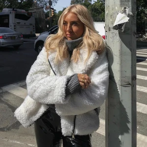 Teddy jacka  - Säljer denna jätte mysiga Teddy jackan. Oanvänd med prislapp kvar! Köpt för 800kr. Hanna Friberg x NAKD. Köparen står för frakten!