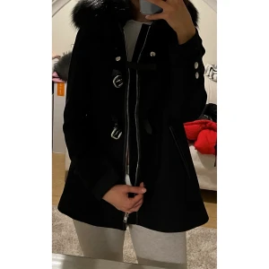 Zara - Jackan är använd max 5 gånger. En ganska trendig jacka med fina detaljer 🖤