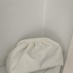 Vit clutch väska från Asos - Vit Bottega Veneta inspirerad väska från Asos! Oanvänd och i nyskick. Frakt tillkommer.                        🤍🤍🤍