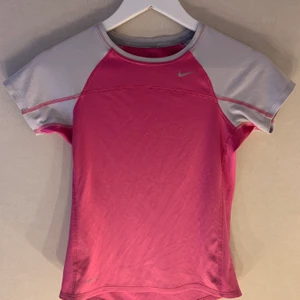 Nike T-shirt  - Snygg Nike tröja i grått och rosa 💕 strl 140-152 men sitter som en xxs/xs💕 köparen står för frakt!