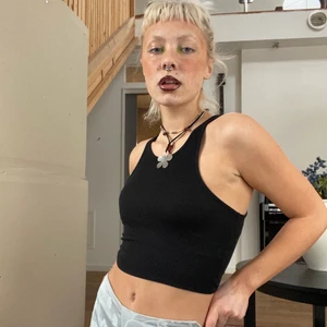 SVART LINNE - snyggt linne från weekday, aldrig använt🍾