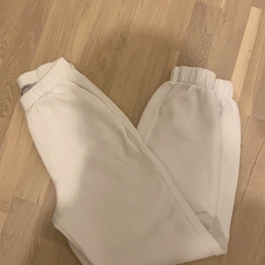 Vita träningsbyxor - Vita mjuka träningsbyxor i storlek S väldigt snygga o mjuka byxor.