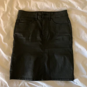 Skinnkjol - Säljer en skinnkjol från Noisy may som knappt är använd i storlek S.