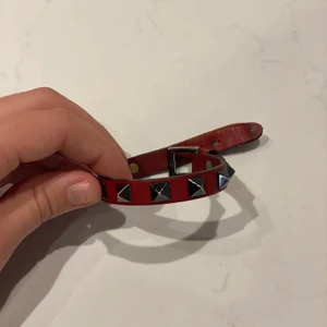 Valentino armband - Säljer mitt röda valentino armband. Det har använts mycket där av priset. Hör gärna av er vid fler frågor. Högsta bud gäller❤️