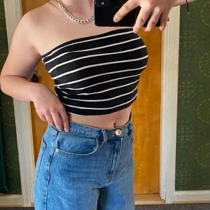 Topp - En super fin sommar topp som i marinblå med vita ränder💕💕 as cool men känner inte att den är för mig så säljer istället🥰 frakt tillkommer📦