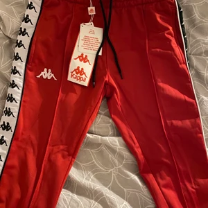 Kappa byxor  - Röda kappa byxor i storlek XS, aldrig använda. Nypris 500kr 