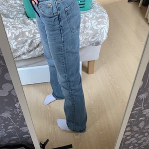Zara jeans - Säljer mina nya zara jeans då dom är lite för stora för mig. Använt endast 2 gånger och det är full length! 💕 de är mid Waist! Säljer endast vid bra bud.
