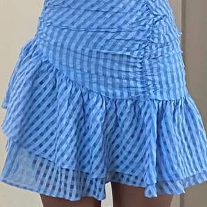 Säljer samma kjol fast i gul⚡️slutsåld på hemsidan och med prisslapp kvar💓Lägg bud från 100  eller köp direkt för 225+frakt