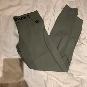 Better Bodies  - Militärgröna Better Bodies tights med ficka på sidan i st Medium. I väldigt gott skick, använda fåtal gånger. Pris 350kr, kunden står för frakten. 